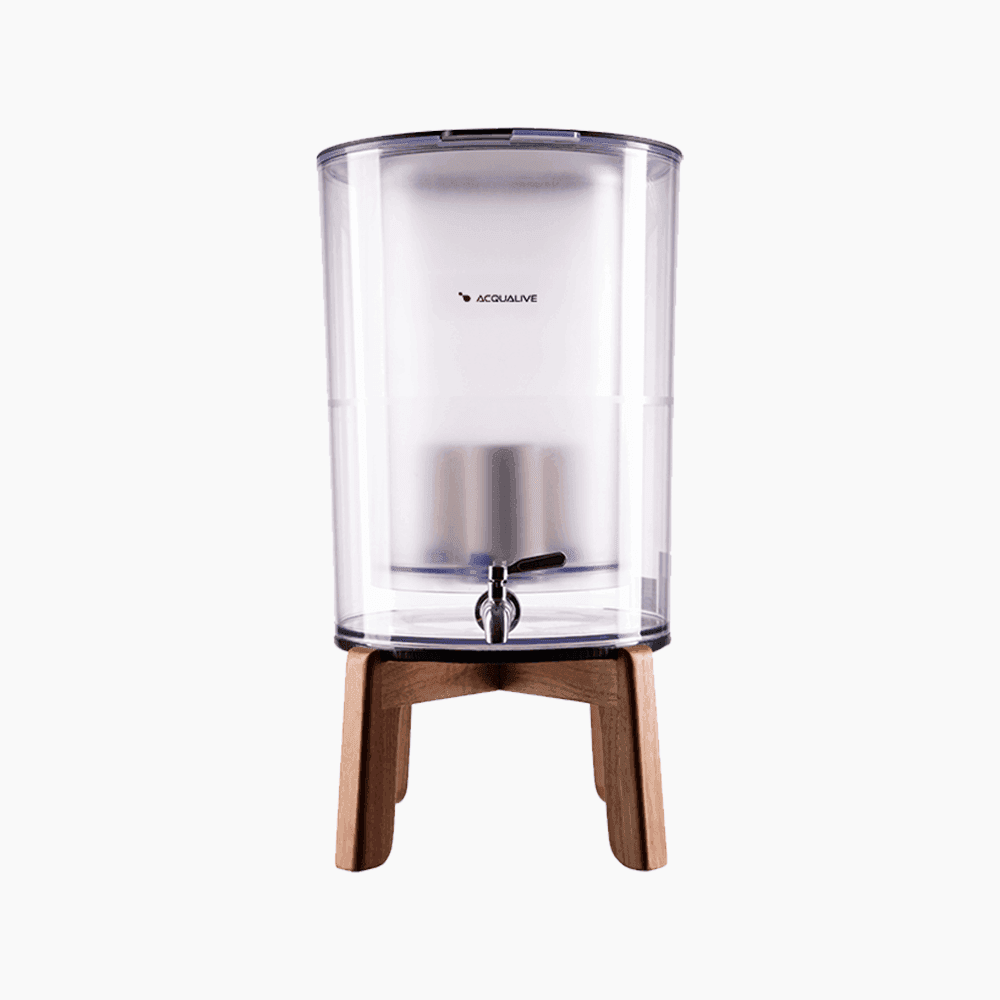 Purificador de água Acqualive V Self 10L Premium: reservatório cilíndrico transparente sobre suporte de madeira, com torneira metálica.